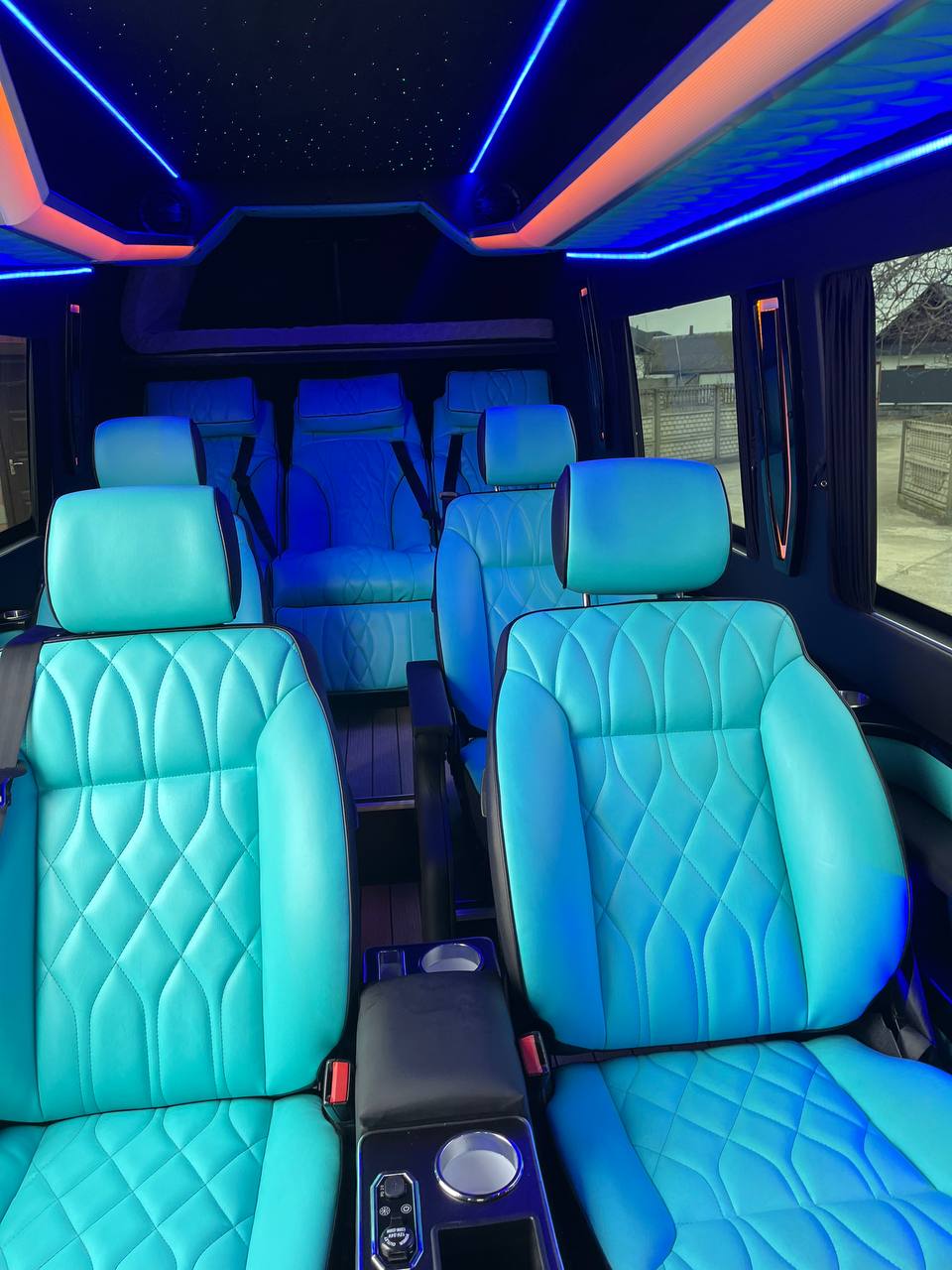Салон автобуса Europa Bus з бірюзовими кріслами