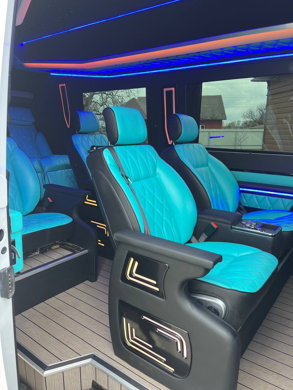 Вхід і пасажирські місця в салоні Europa Bus
